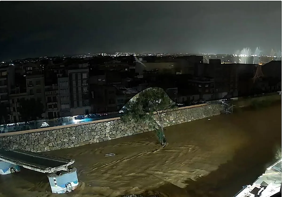 Buscan a una mujer que habría sido arrastrada por el agua en Barcelona