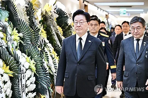 李대통령, 부천 화재 순직 소방관 조문…영정 앞 훈장 추서도