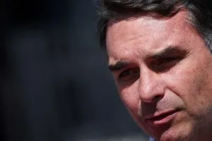 Flávio Bolsonaro sai em defesa de Renan e critica suspensão de candidatura pelo TSE