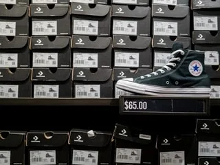 Converse retire une publicité accusée de références à l’imagerie du Ku Klux Klan