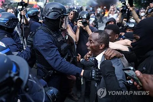 시위대 앞 '양복 입은 방패'…佛학생시위 아이콘 된 생드니 시장