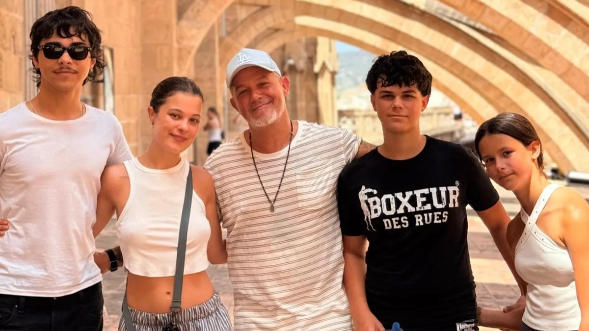 Alejandro Sanz abre el álbum de su verano más especial junto a sus cuatro hijos y Stephanie Cayo
