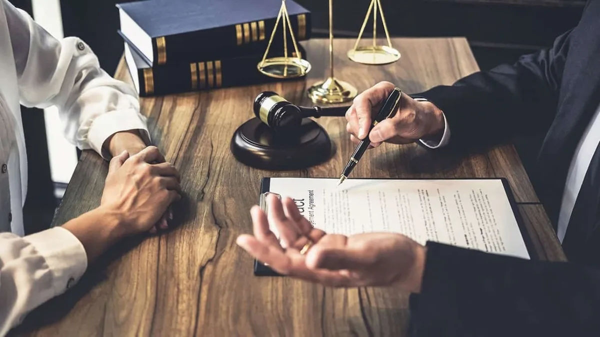 Hereda una casa y la comunidad de vecinos le pide irse por ser menor de 55 años: pagará 900 euros en un juicio contra ella misma