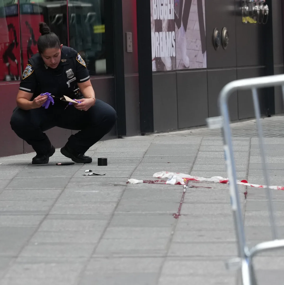 Woman Stabs 2, Killing One, in Times Square and Is Shot Dead by N.Y.P.D.