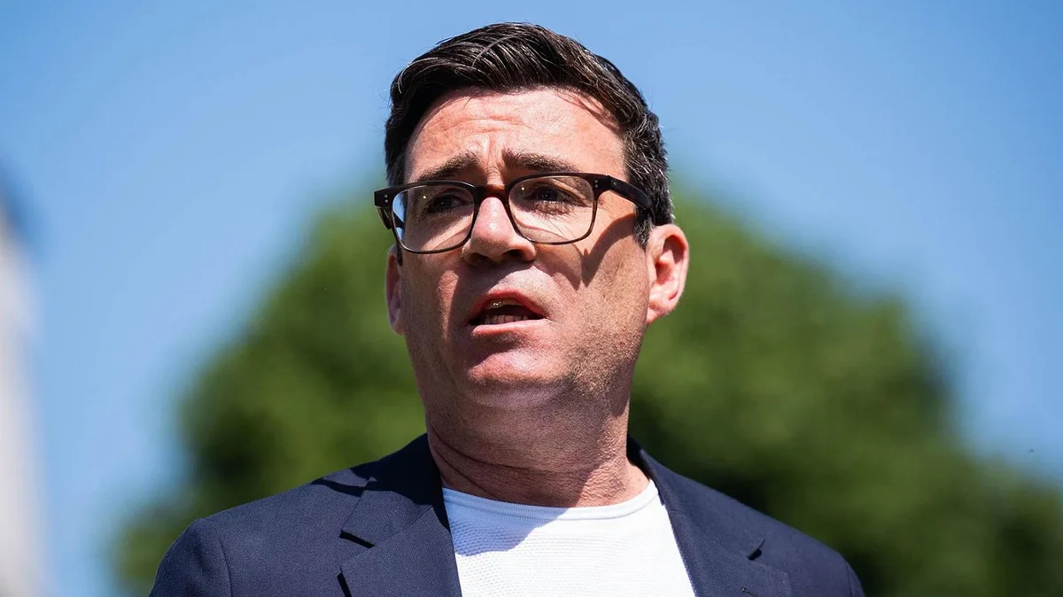 PM britânico trocou mensagens com pessoa que fingiu ser assessora de topo de Trump
