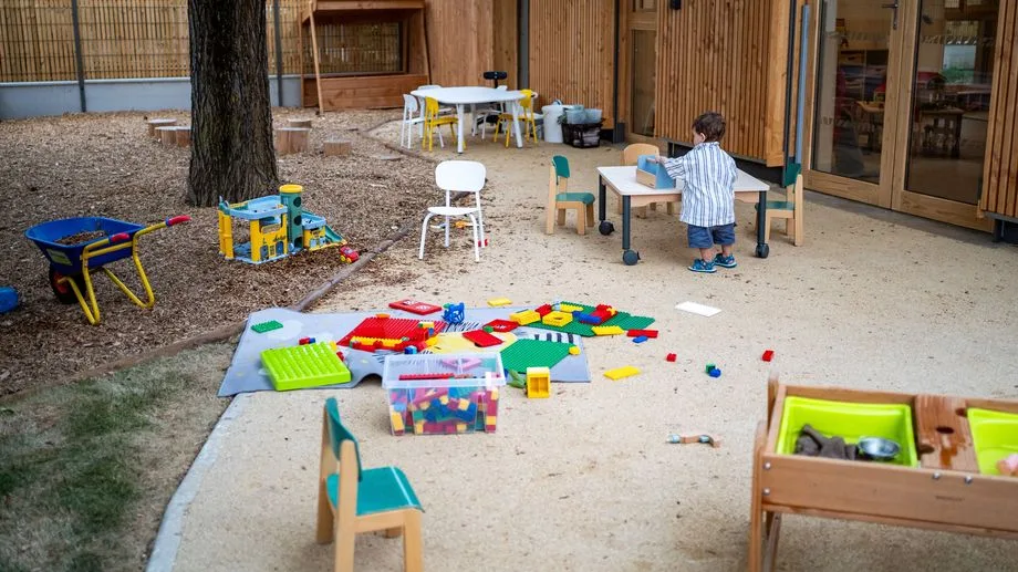 Messages, photos et vidéos inadaptés sur Whatsapp : six salariées d'une crèche du CHU de Toulouse suspendues