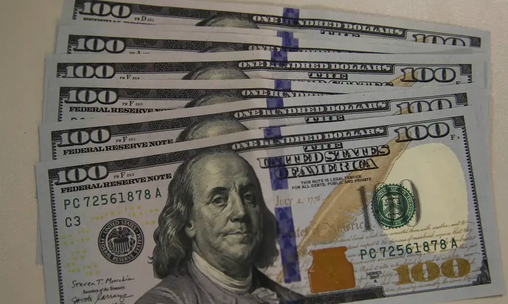Dólar fecha a R$ 5,19 com alta de 0,25% e saída de capital estrangeiro
