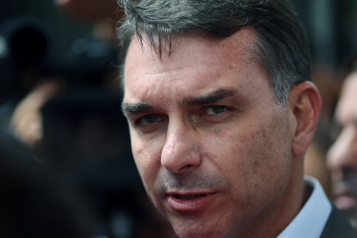 Flávio Bolsonaro chama Moraes de 'advogado de Vorcaro' e questiona permanência no STF; Zema diz que ministro 'merece cadeia'