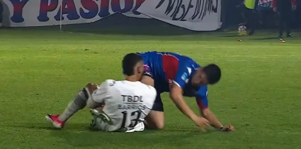 Dos jugadores de Tigre y Barracas terminaron enredados en el piso y el árbitro tuvo que para el partido