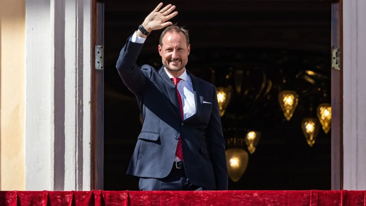 Sorgen in der Familie: Haakon lächelt tapfer vom Schlossbalkon