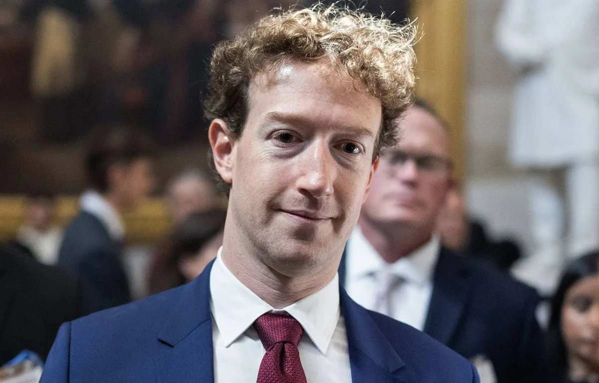 Mark Zuckerberg moqué sur les réseaux sociaux pour sa façon de boire une Guinness