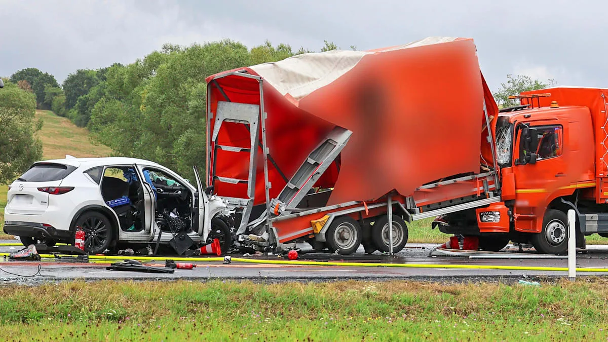 Auto mit acht Insassen rast gegen Lkw-Anhänger – am Steuer saß ein 15-Jähriger