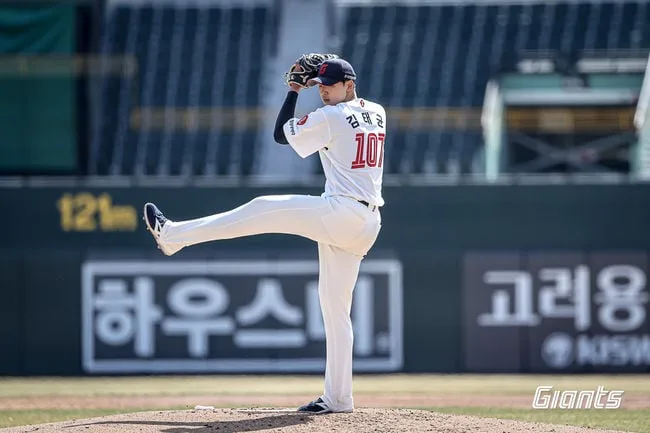 'AG 차출' 사직 스쿠발 대체자는 사직 사사키?…김태형이 극찬한 비밀병기, 다시 선발 수업 시작