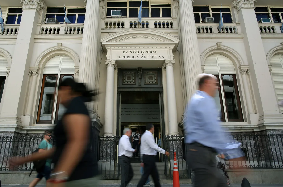 Los empleados bancarios recibieron otro aumento salarial en sintonía con la inflación: cuánto cobrarán desde septiembre