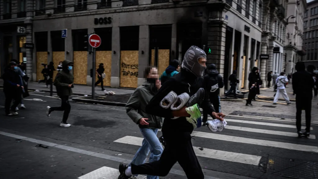 France : les grandes villes en proie aux pillages en marge des manifestations contre la "vie chère"