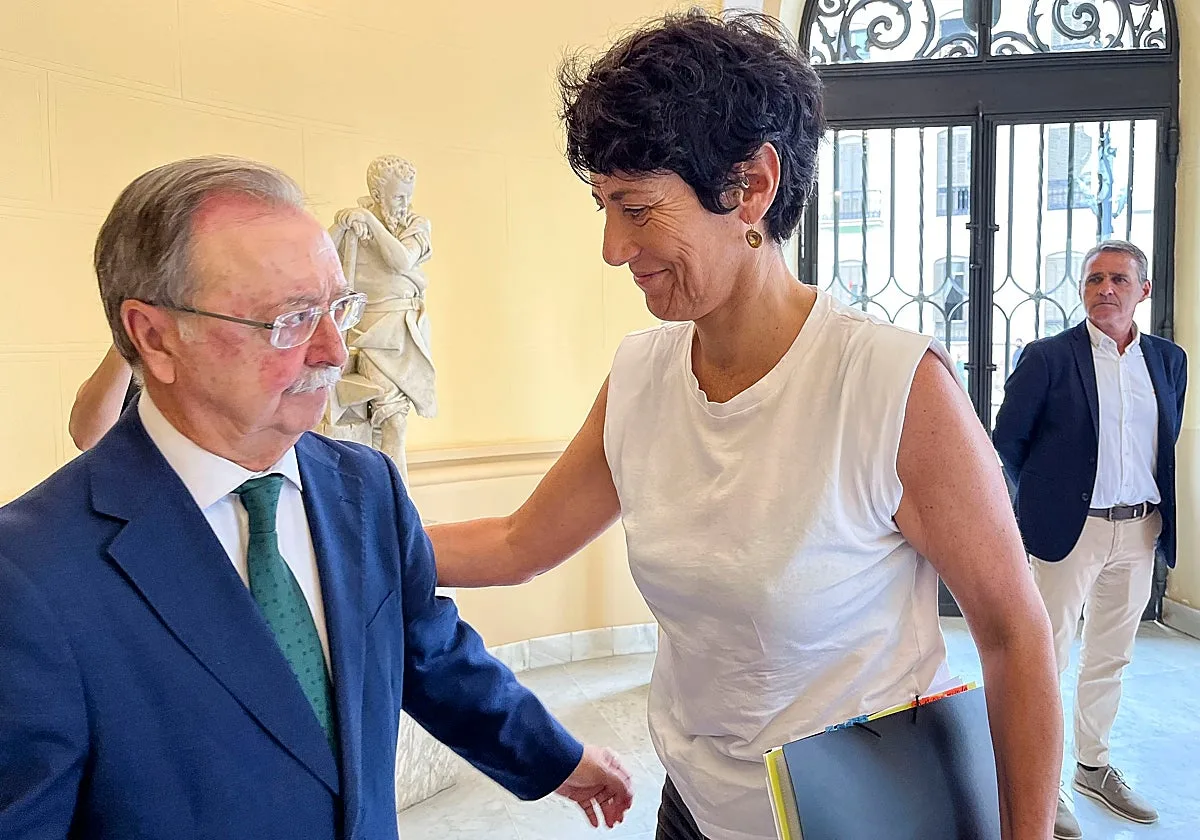 Elma Saiz se instala en Ceuta 18 días después de la crisis y evita responder sobre el colapso del CETI