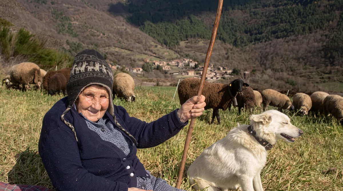 Muere a los 99 años la pastora más longeva de España: llevaba cuidando del ganado desde los 5 años en Cataluña y recibió la Cruz de Sant Jordi en el 2022