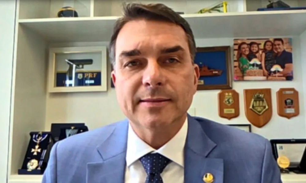 Empresa para a qual Flávio Bolsonaro emitiu R$ 1 milhão entra em liquidação