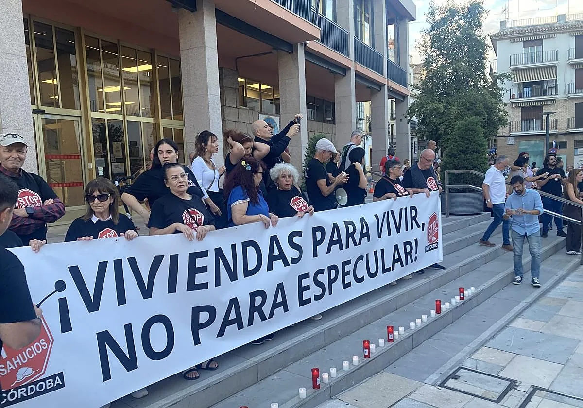 Unas 200 personas se concentran ante el Ayuntamiento de Córdoba en señal de «duelo y rabia» tras morir Maricarmen