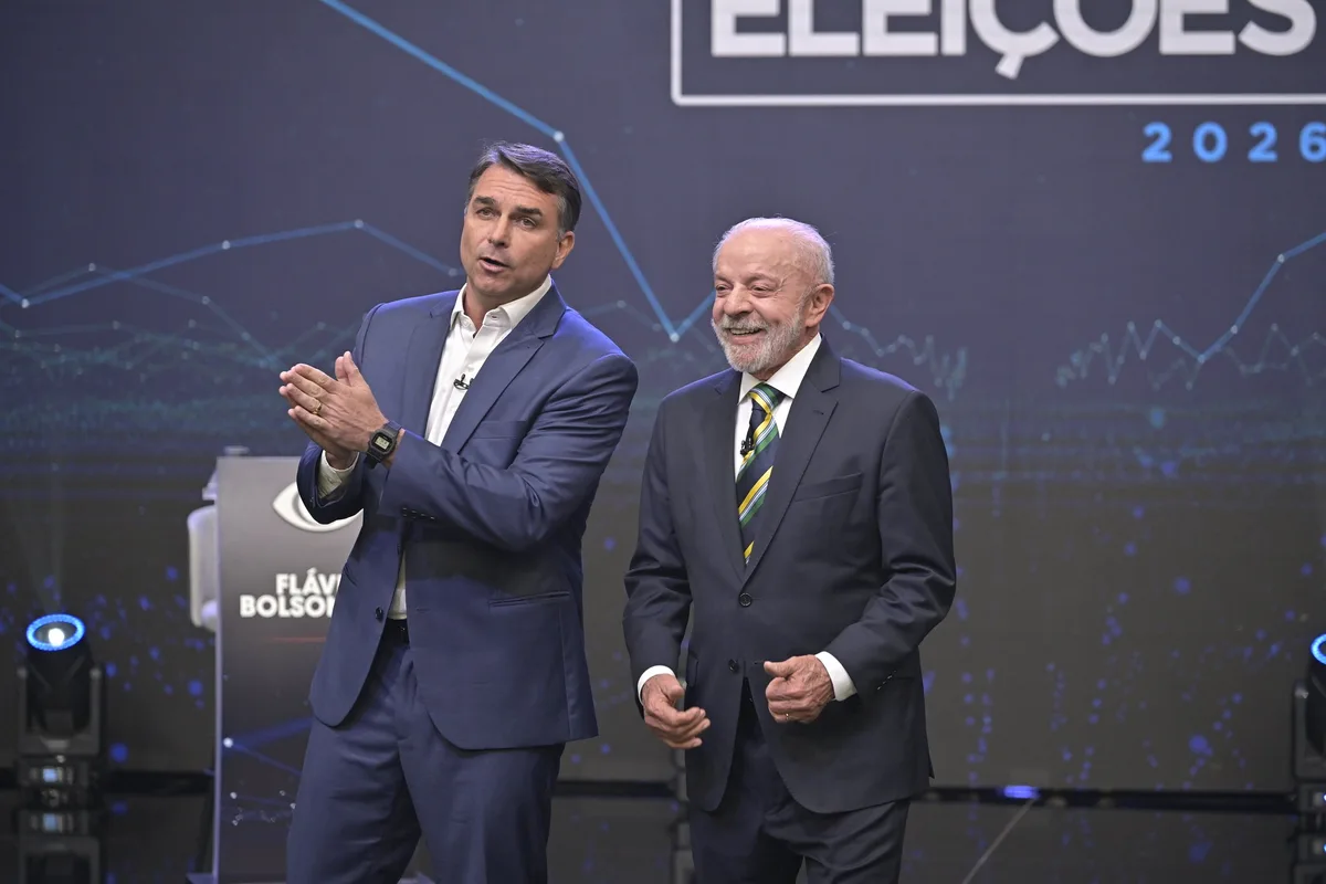 Lula e Flávio Bolsonaro fazem o primeiro debate do 2º turno