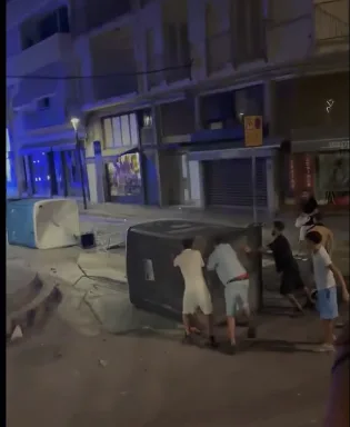 Graves altercados, con ataques a la Policía, durante las fiestas de Sitges (Barcelona)