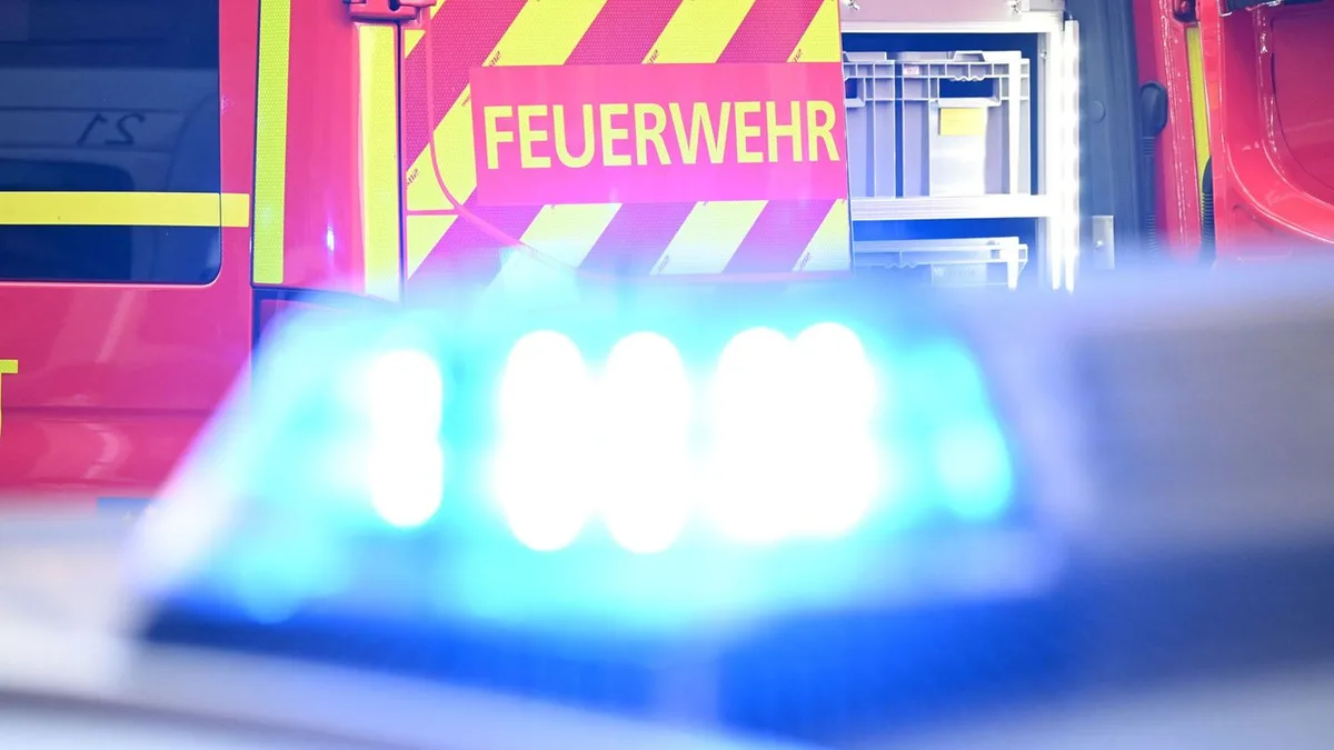 Notfälle: Auto prallt gegen Baum - drei Schwerverletzte