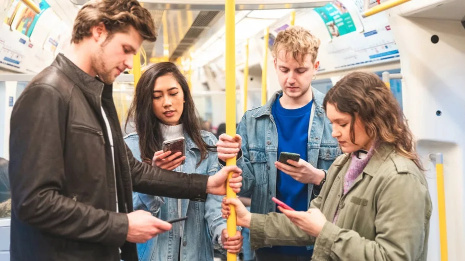 „Markierung des sozialen Territoriums": Psychologe erklärt, warum Jugendliche in Bus und Bahn laut Musik hören