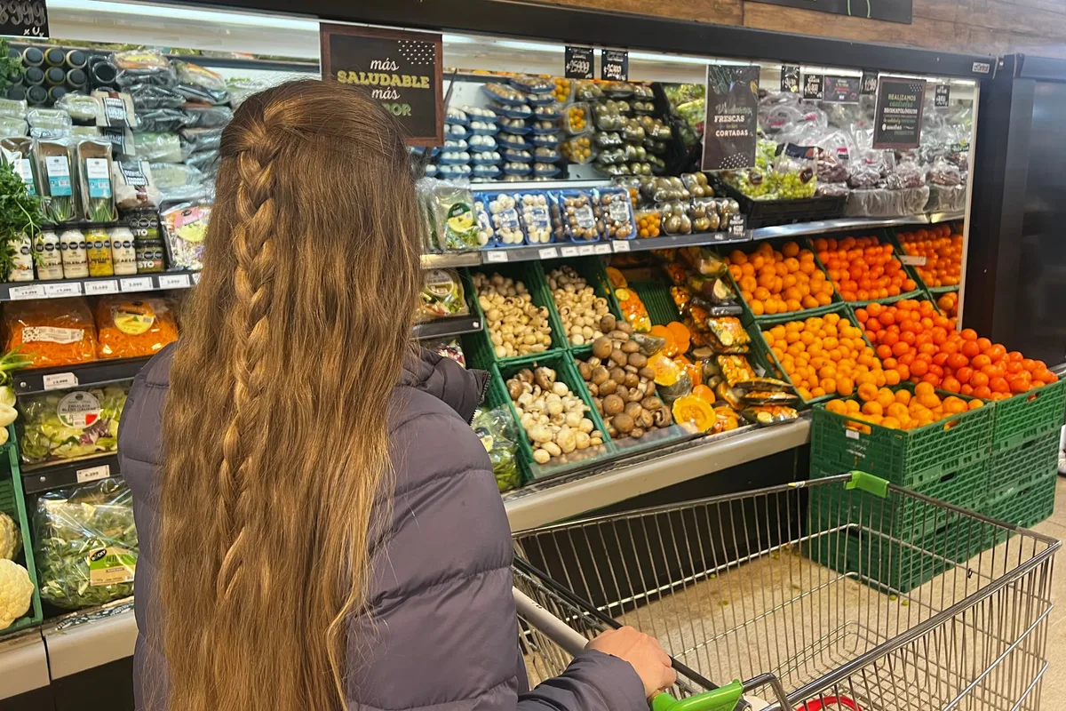 El consumo masivo volvió a caer en julio, aunque moderó la baja con respecto al mes anterior