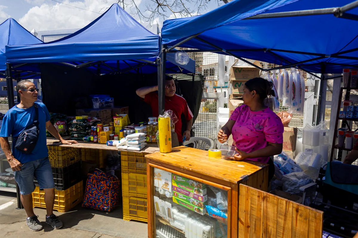 Comerciantes de La Guaira destinan hasta $1.500 mensuales en tributos pese a crisis por los terremotos
