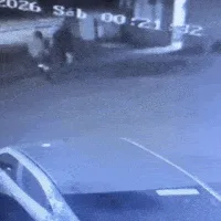 Trio invade secretaria, espanca vigilante e rouba dois carros