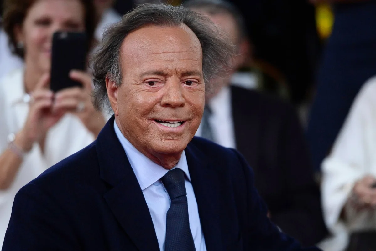 Revés para Julio Iglesias: un fiscal solicitó que se lo investigue por abuso sexual y explotación laboral
