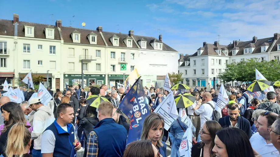 À Vernon, la Confédération nationale des buralistes décerne la "Carotte d'Or" au Premier ministre Sébastien Lecornu