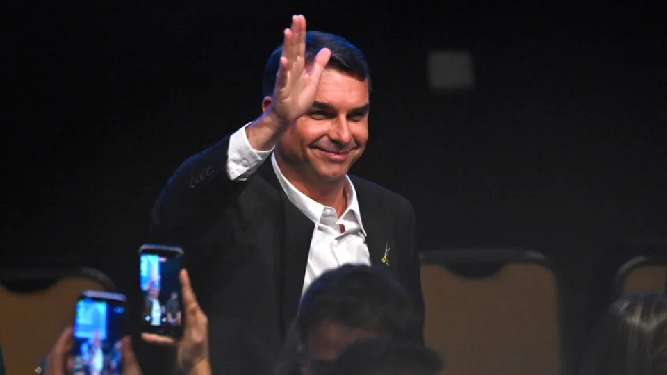 Flávio confirma presença no debate da Band com Lula no próximo domingo