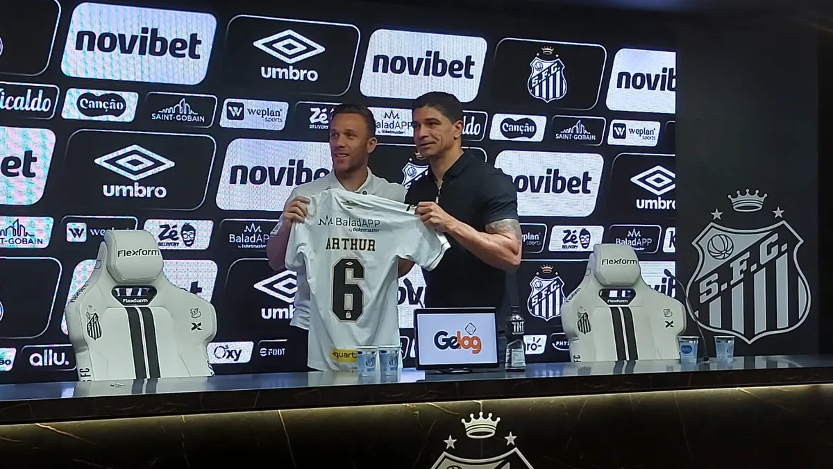 Arthur cita relação com Neymar e explica acerto com o Santos: "Camisa muito pesada"
