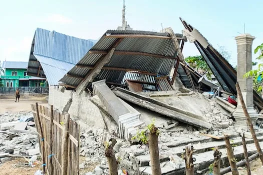 Thousands evacuated after Indonesia quake kills 53