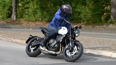 heise+ | Triumph Trident 660 im Test: Sportlicher Dreizylinder zum fairen Preis