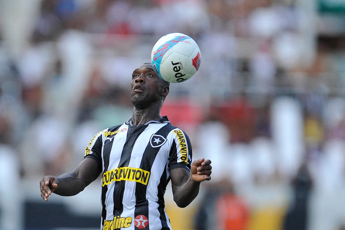 Vai ser assim no Corinthians? No Botafogo, Seedorf quis proibir feijão e alterar hino do clube