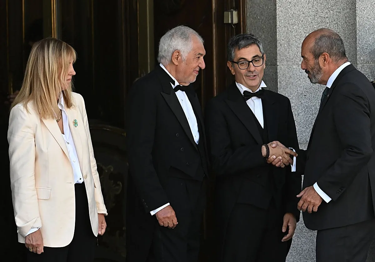 «Salvapatrias» y «lobos solitarios»: Moncloa recrudece los ataques al Poder Judicial como ariete electoral