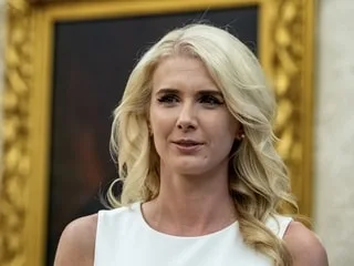 Qui est Natalie Harp, l’assistante « spéciale » de Donald Trump dont la relation concentre désormais toute l’attention