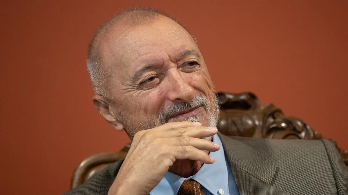 Arturo Pérez-Reverte se despide de su columna en XLSemanal: “Mi libertad fue siempre respetada, incluso con artículos agresivos”