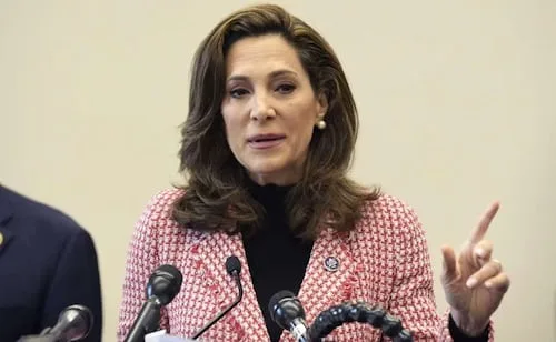 Trump firmará ley para regularizar a ciertos migrantes, dice republicana; Elvira Salazar impulsa propuesta para dar visa "Dignidad"