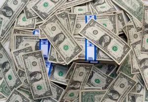 Dólar hoje amplia perdas e opera abaixo de R$ 5,10 antes de nova pesquisa eleitoral