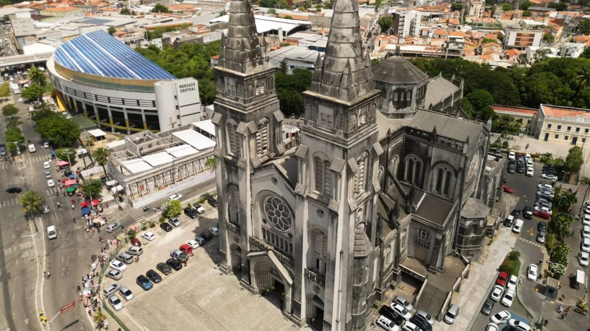 Catedral Metropolitana de Fortaleza interdita entrada principal para obras de revitalização