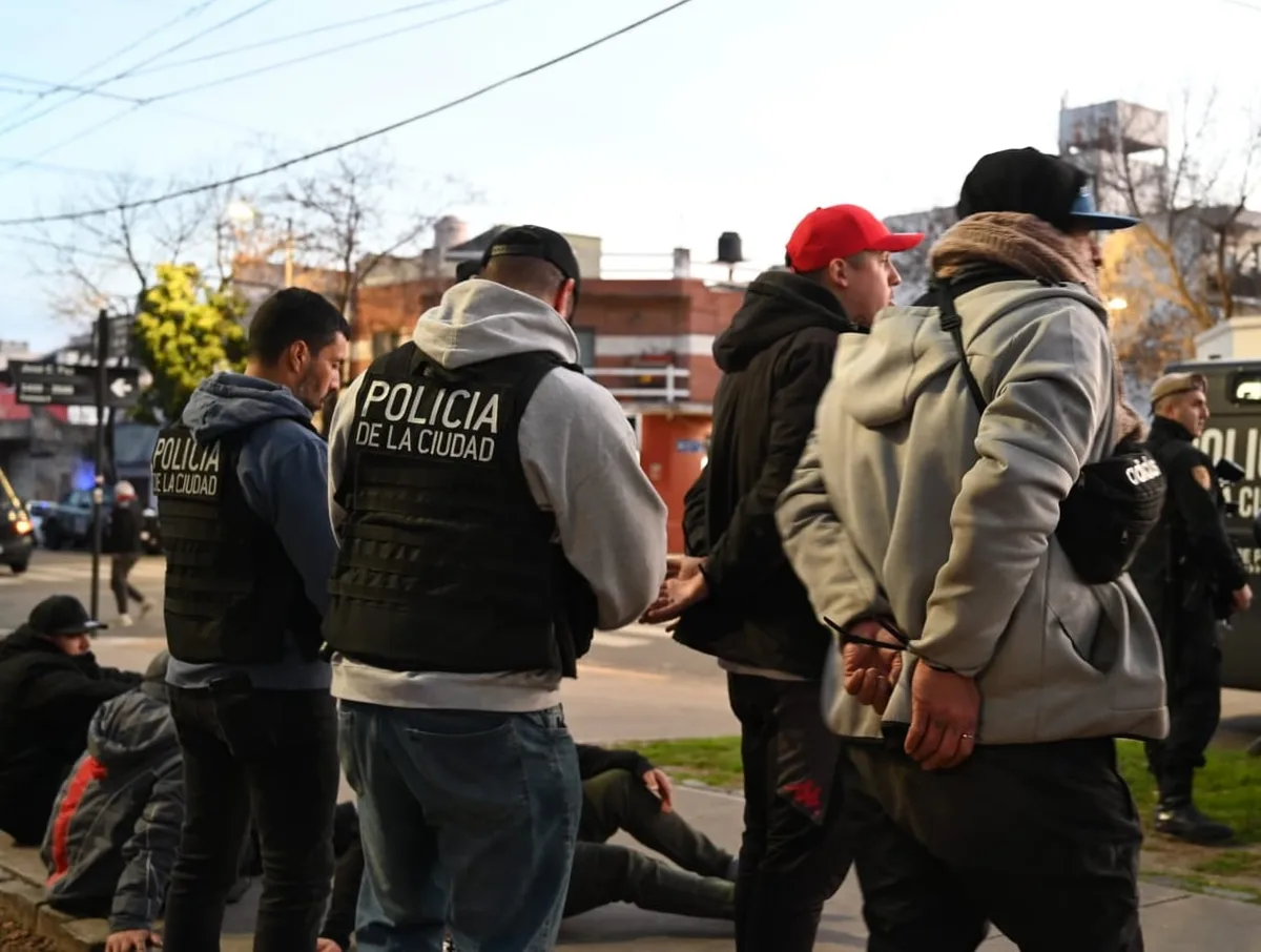 El gobierno de la Ciudad aplicó derecho de admisión a 17 hinchas de Huracán por incidentes en el partido con Riestra