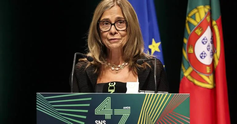 Ministra critica foco "nos casos" e atira aos "interesses"