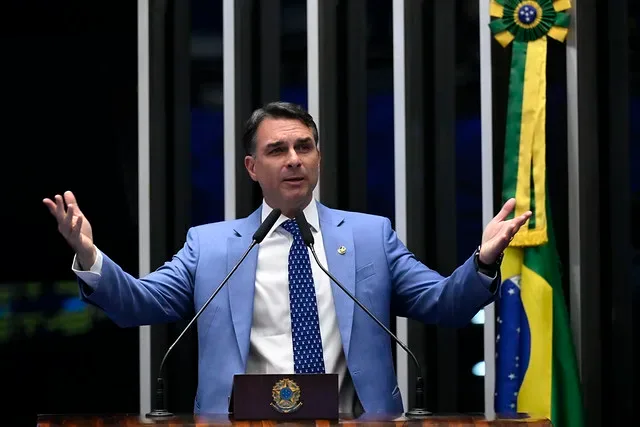 Flávio Bolsonaro promete aderir a projeto de Trump que prevê entrada de soldados dos EUA em territórios latino-americanos