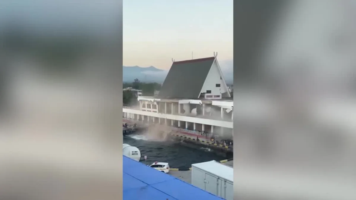 Magnitude 7.7 earthquake strikes off eastern Indonesia