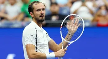 Medvedev na terceira ronda do US Open, Shelton teve de se aplicar