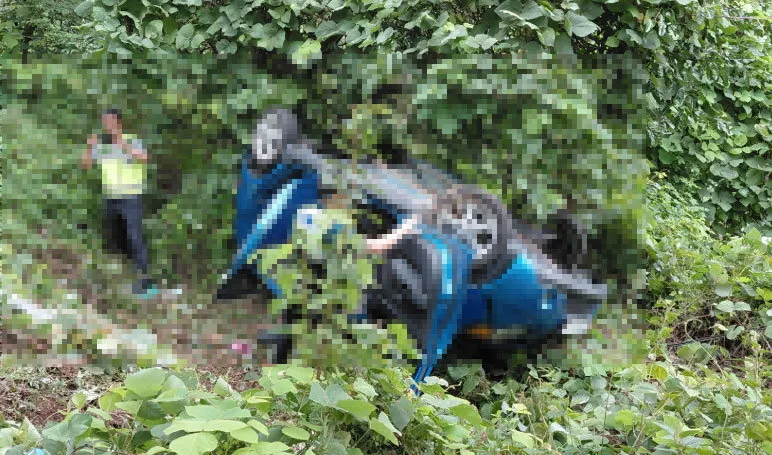 전신주 들이받은 경차, 비탈면 추락…70대 부부 숨져
