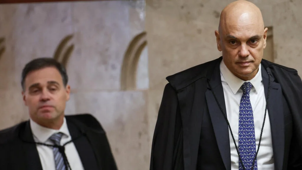 Moraes no centro de escândalo e rivalidade com Mendonça colocam Judiciário em xeque